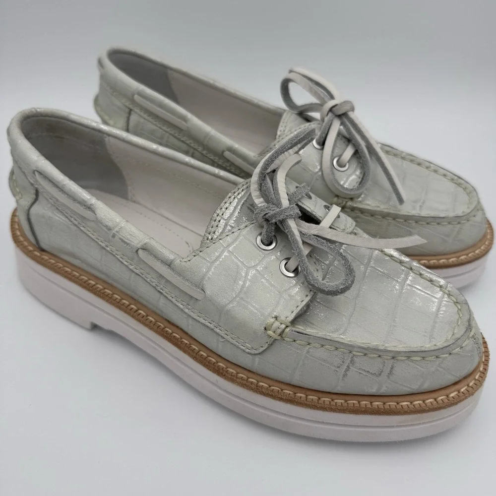 DONALD J. PILNER LILLITH‎ Boat Shoes Brushed Metallic Silver Size 6 NWOB